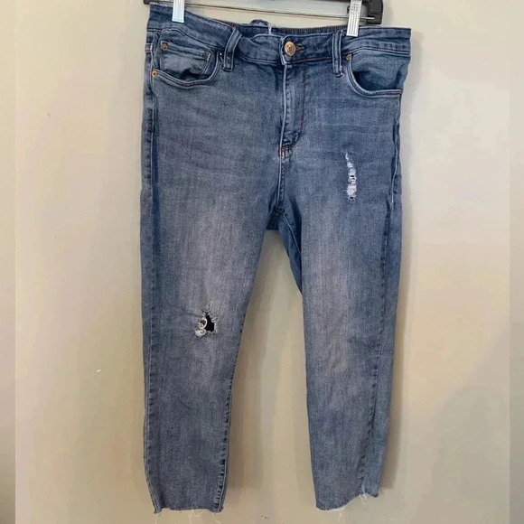 STS Blue Women’s Size 31 / 12 Distressed Blue Grunge Thrashed Cropped Jeans - Picture 1 of 6